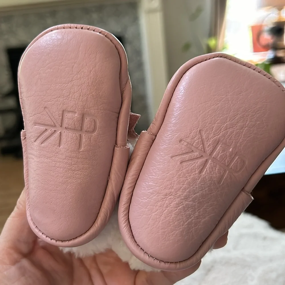 Like new Freshly Picked premium leather Sherpa lined baby infant moccasi…